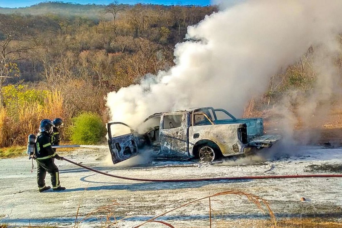 Picape pega fogo em Barreiras, no oeste da Bahia