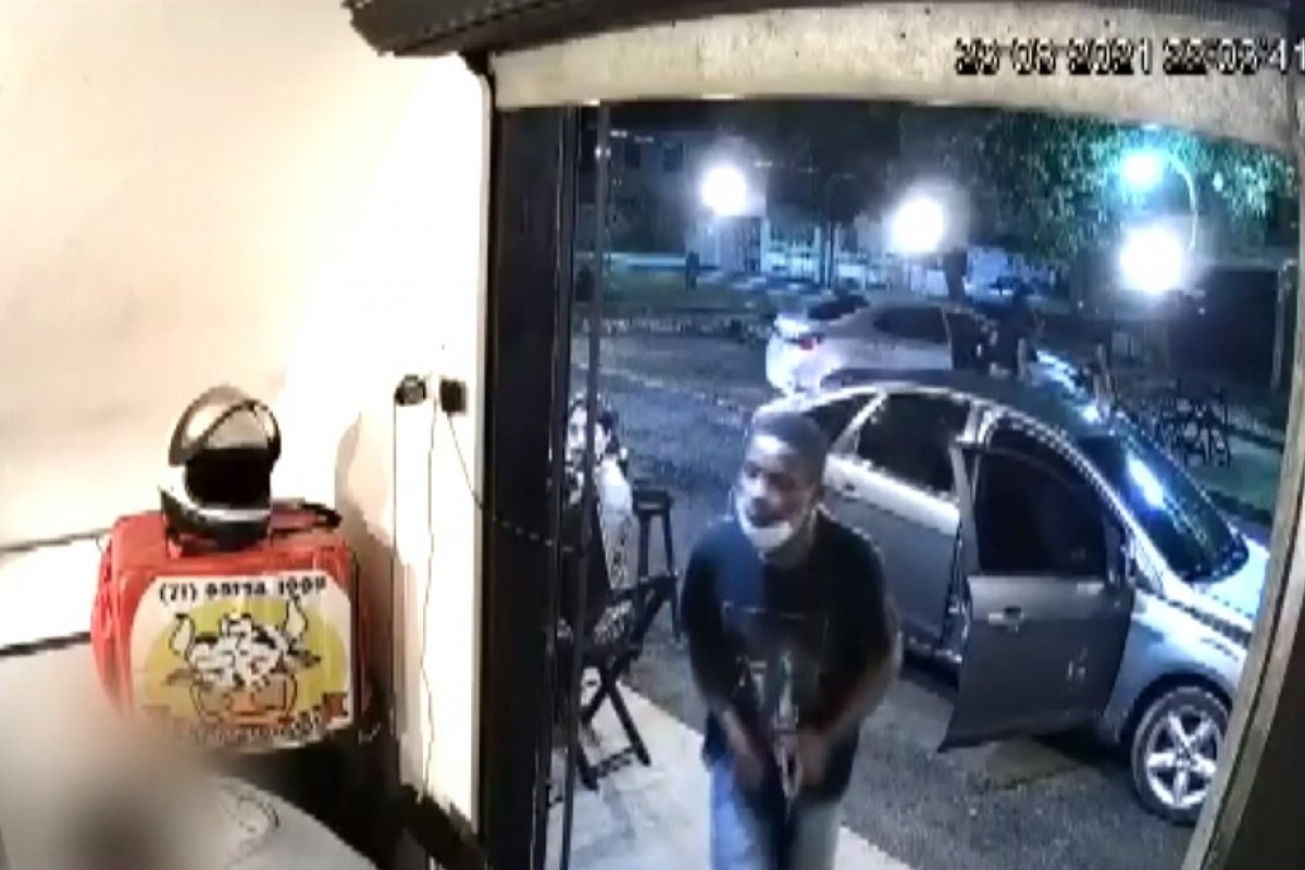 Hamburgueria em Simões Filho é assaltada em menos de 30 segundos