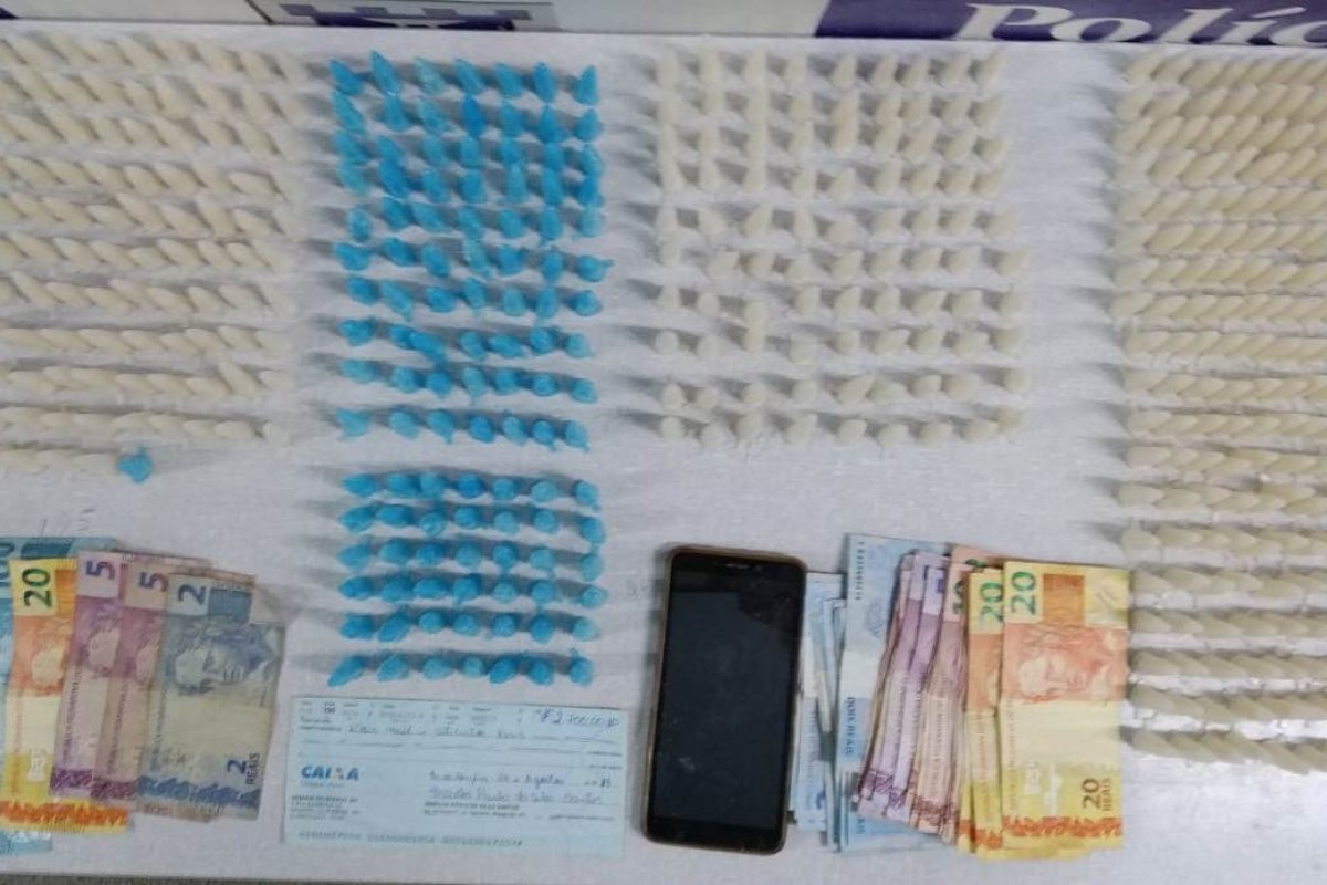 Dupla é presa com drogas e dinheiro em Senhor do Bonfim