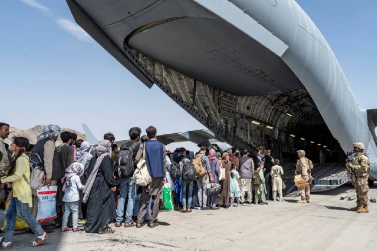 Airbnb oferece moradia temporária a 20 mil refugiados afegãos