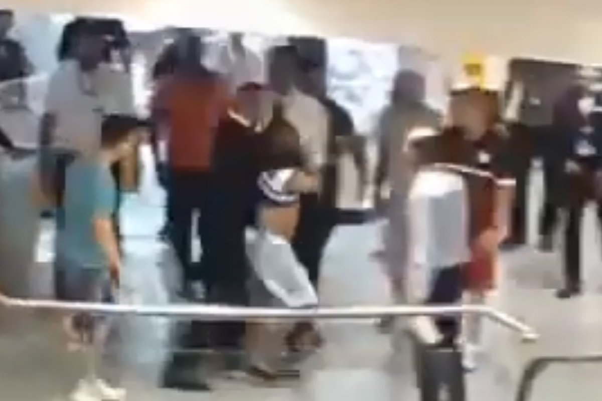 Homens são detidos por seguranças suspeitos de roubo dentro de shopping