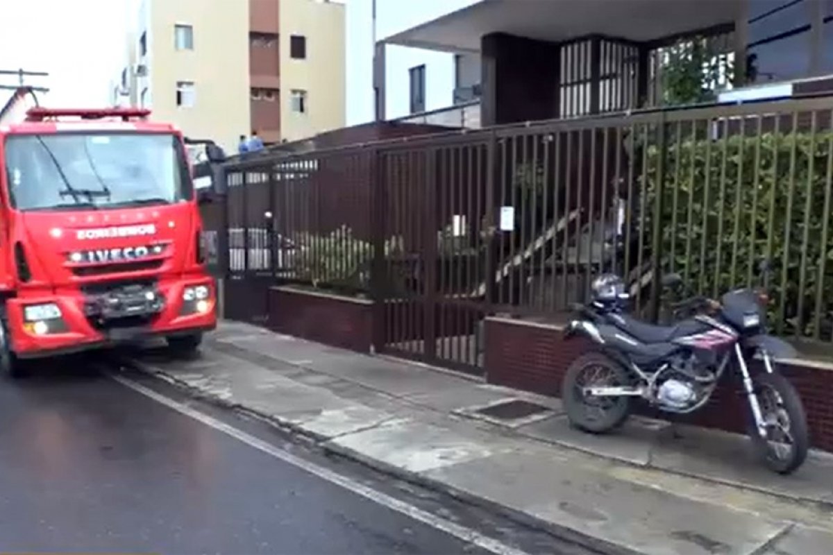 Incêndio atinge apartamento no Costal Azul, bairro de Salvador
