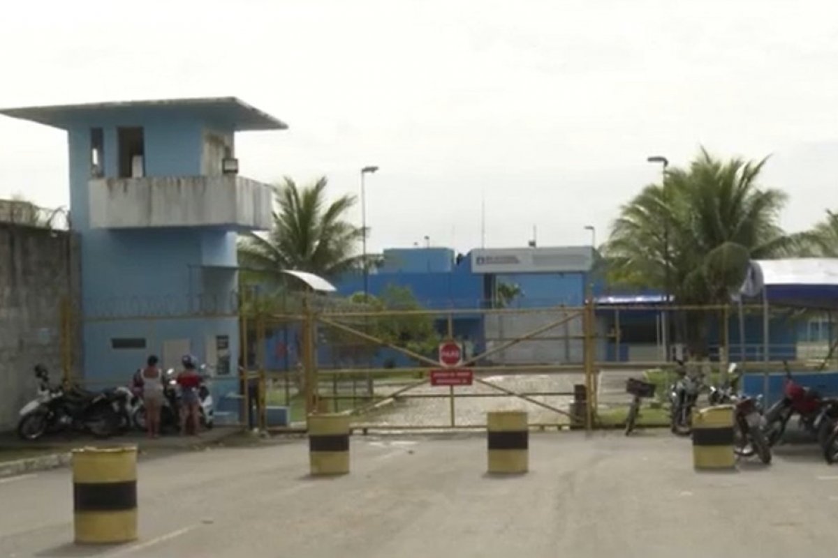 Funcionário de presídio em Itabuna é preso com 300 gramas de maconha escondida na roupa