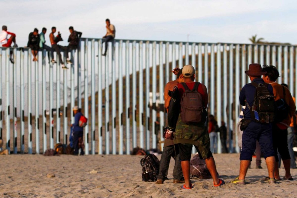 Suprema Corte dos EUA decreta que Biden deve retomar política de imigração de Trump