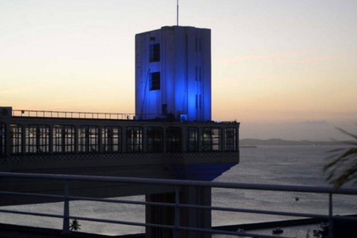 Elevador Lacerda ganha iluminação azul para homenagear psicólogos