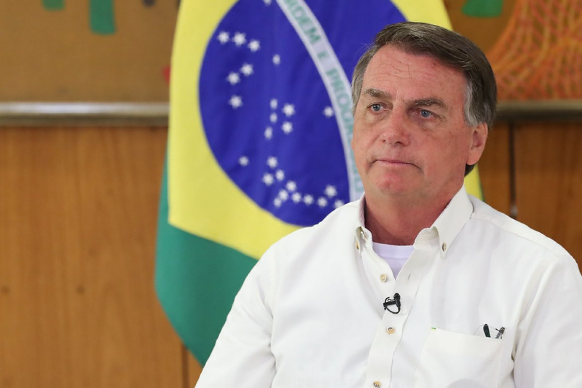 Bolsonaro vai ao STF contra lei que compensa profissional de saúde prejudicado pela Covid-19