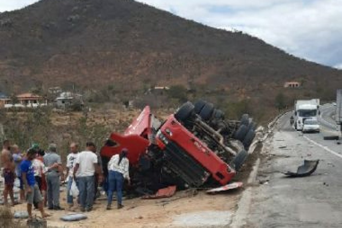 Caminhão com frango tomba na BR-116 e carga é saqueada