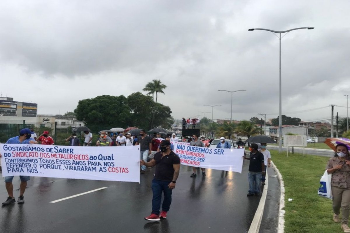 Metalúrgicos demitidos protestam em frente à Justiça do Trabalho em Camaçari