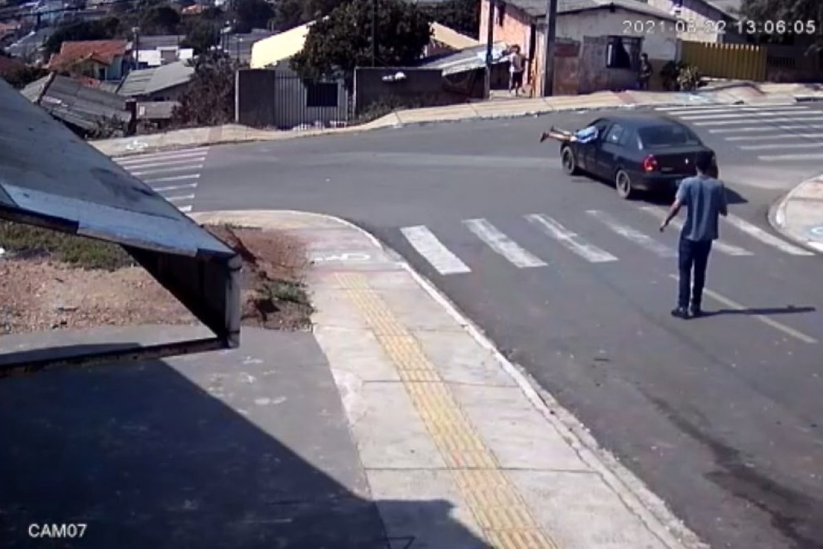 Vídeo: homem pula em janela de carro desgovernado e para veículo antes de casas serem atingidas