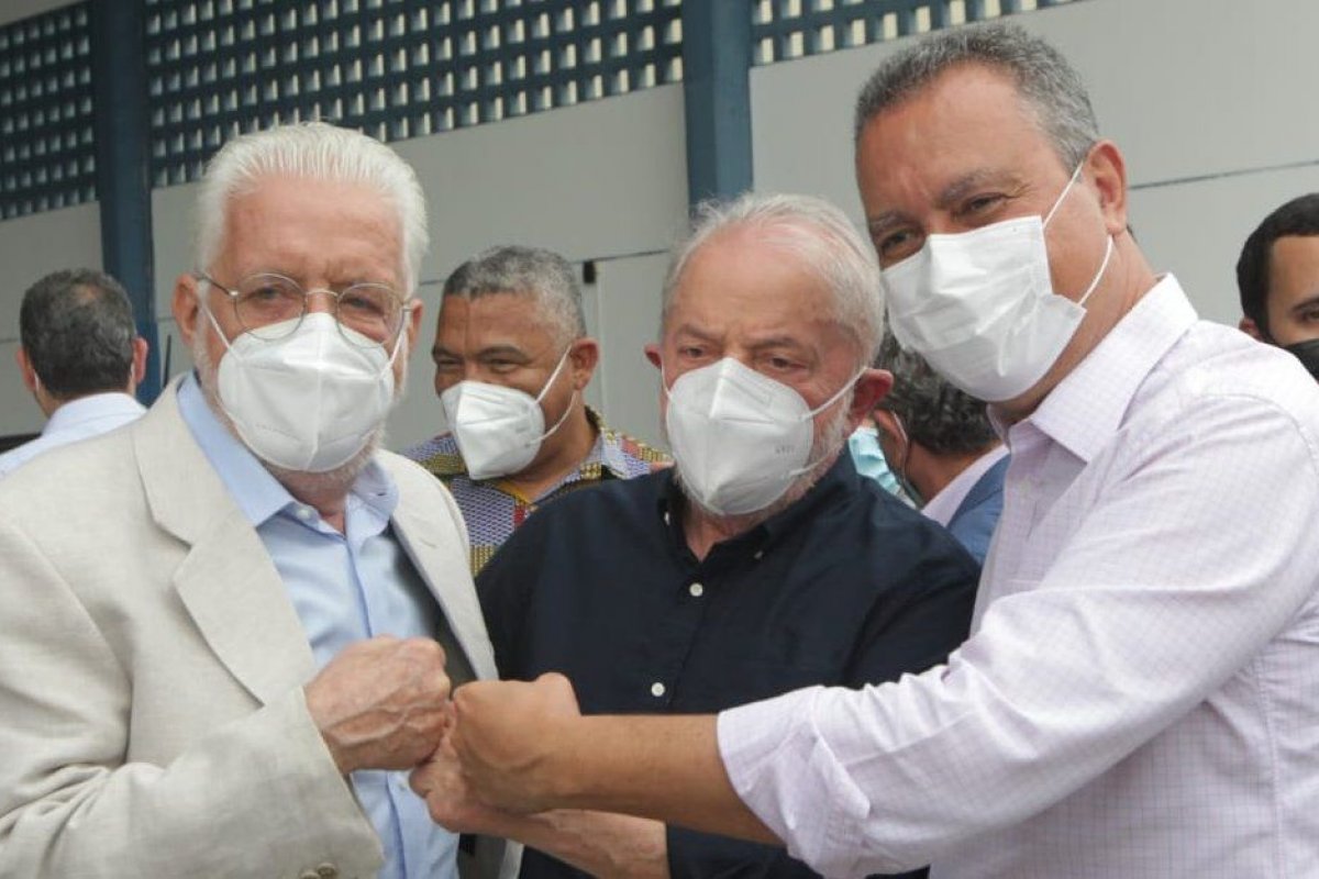 Lula desembarca em Salvador para encontro com políticos e movimentos sociais