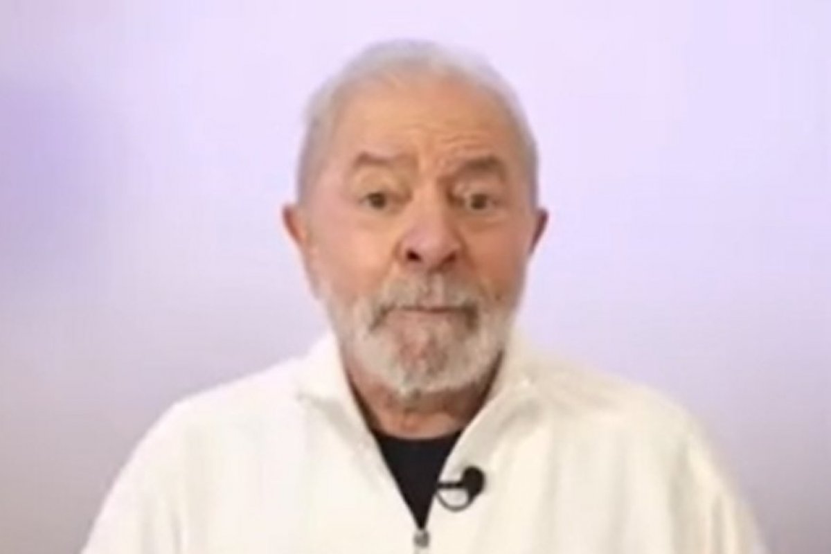 Lula não confirma candidatura à Presidência, mas faz promessas políticas