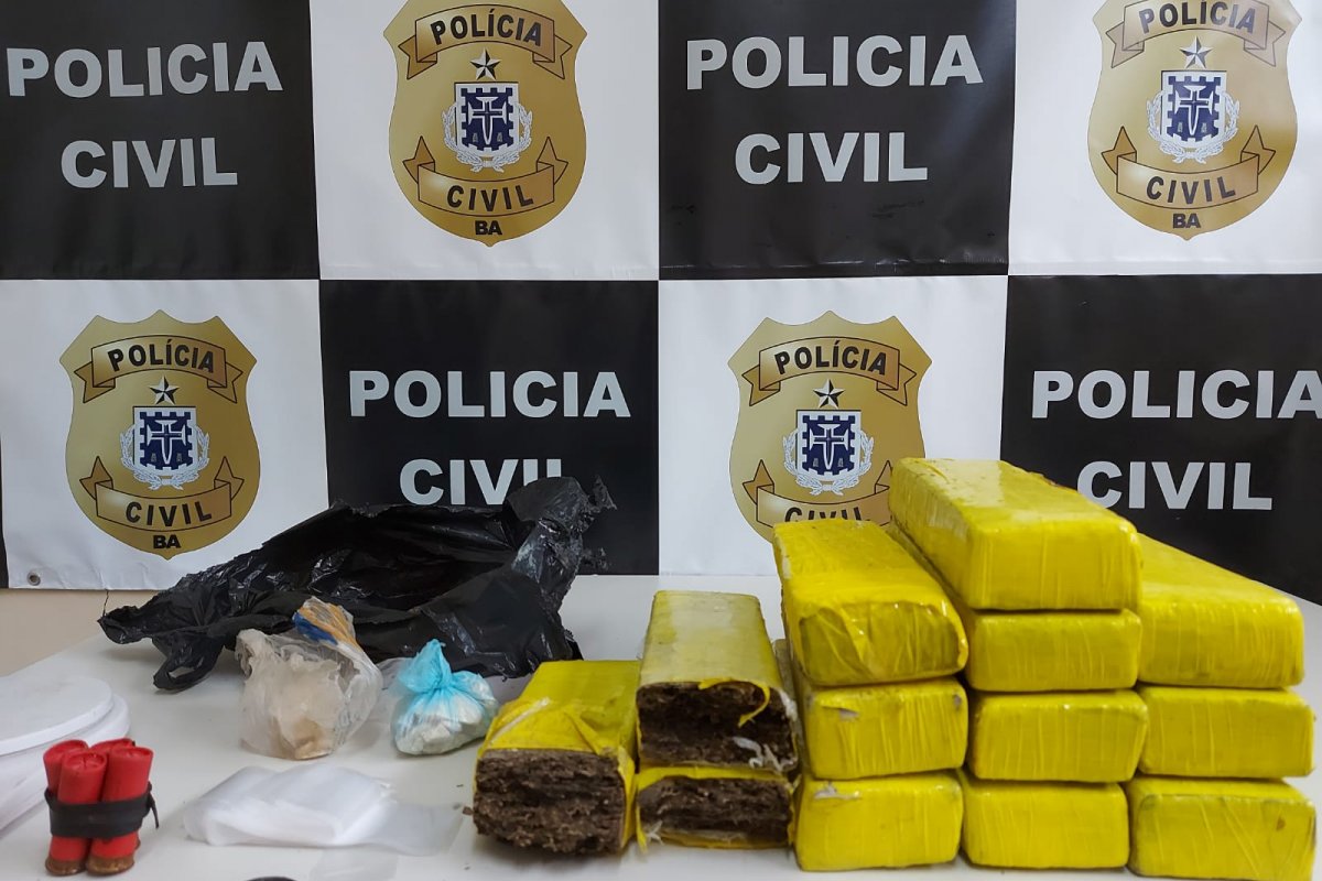 Mais de 15 quilos de maconha são encontrados dentro de uma casa abandonada 