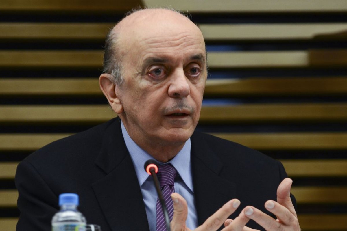 Gilmar Mendes paralisa ação penal contra Serra por lavagem de dinheiro