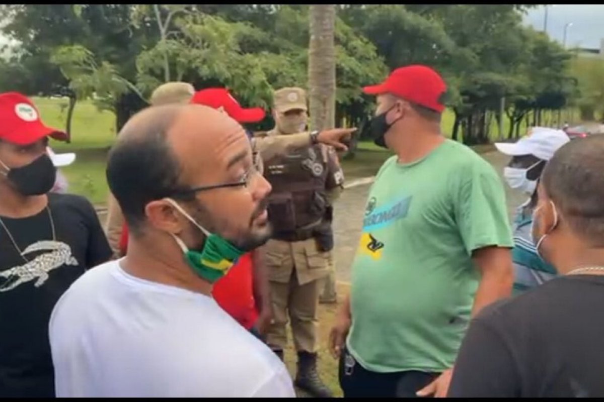 Vídeo: Capitão Alden alega ter sido agredido por apoiadores de Lula em frente à Alba