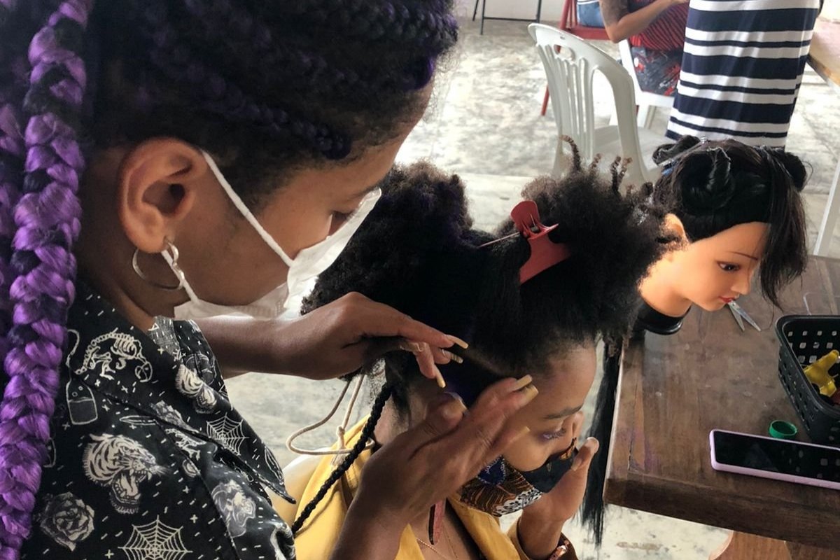 Casa MAR e Afroimpacto promovem curso gratuito de Capacitação Profissional para Trancistas