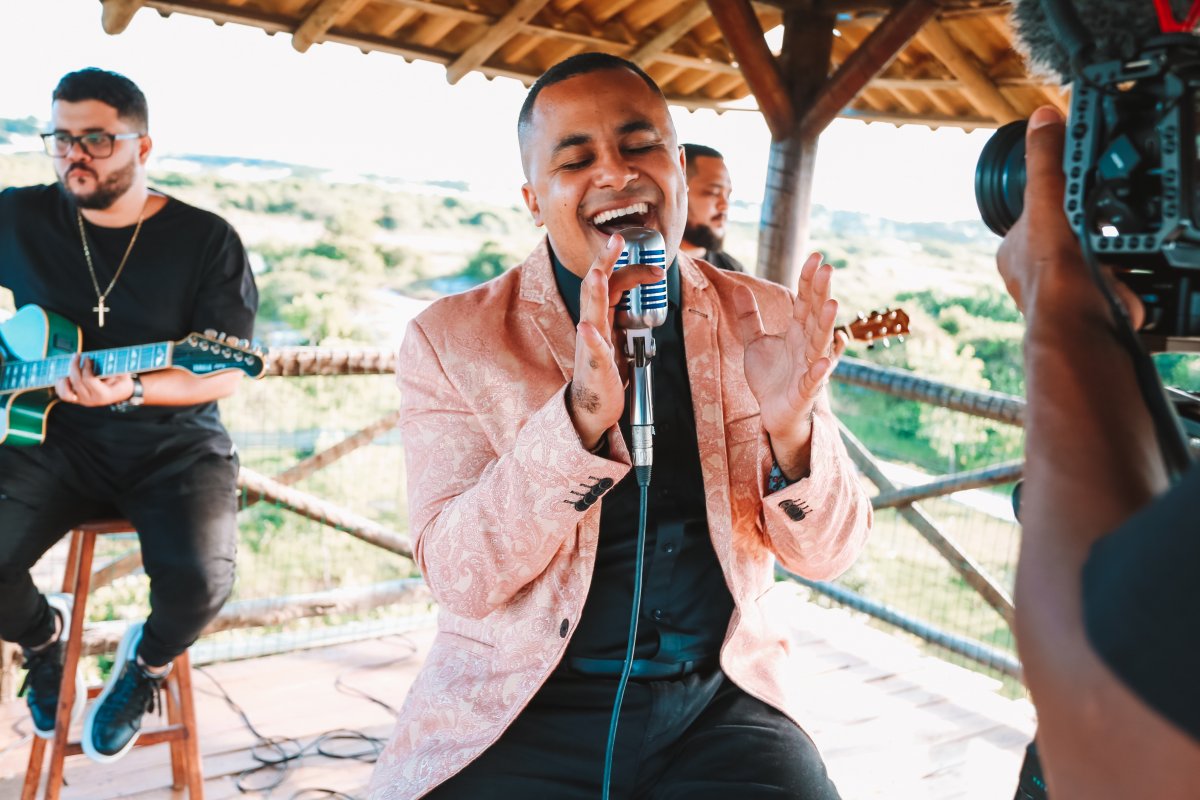 Cantor gospel Uallas Andrade lança clipe ‘Pode Chorar’