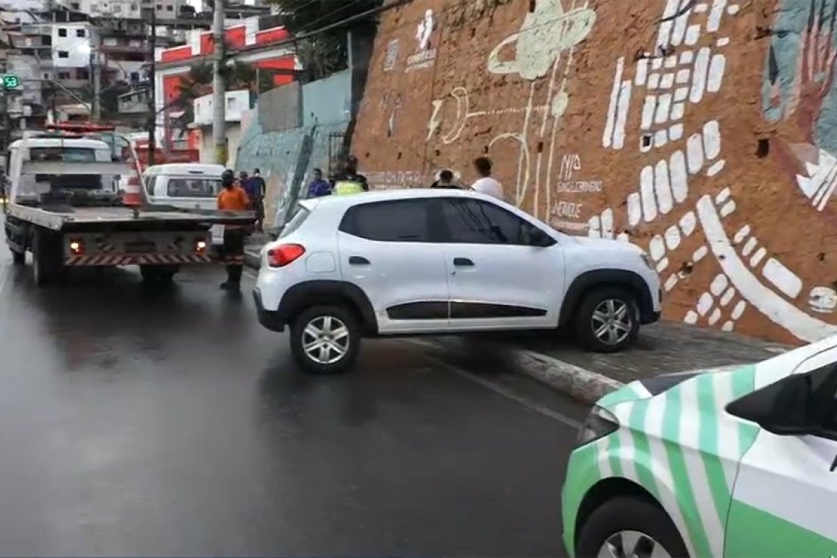 Carro roda na pista e sobe em calçada na região do Dique do Tororó, em Salvador