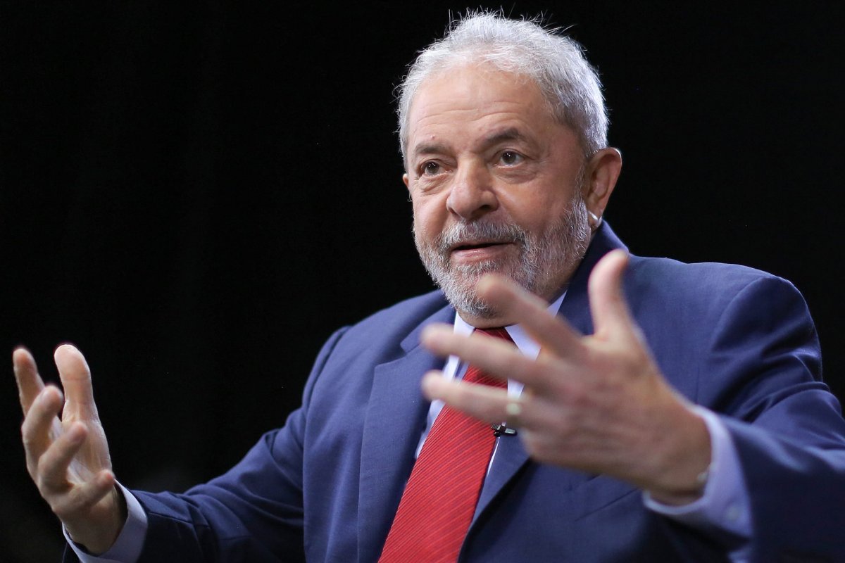 'Em outubro vocês podem interditar Bolsonaro', diz Lula sobre o presidente não ter sofrido impeachment