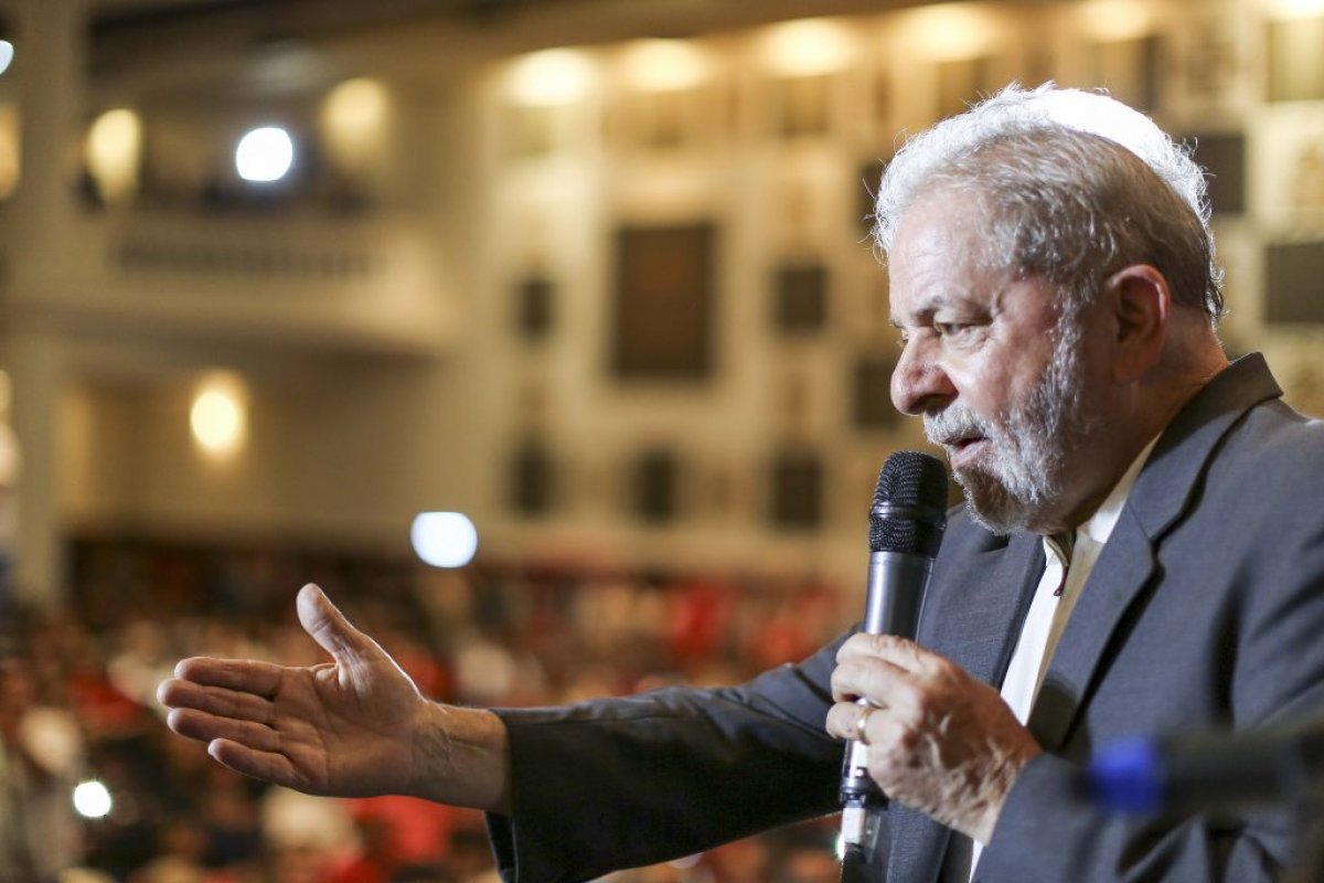 Lula diz que não existe terceira via para 2022 e afirma que pretende regular meios de comunicação no país