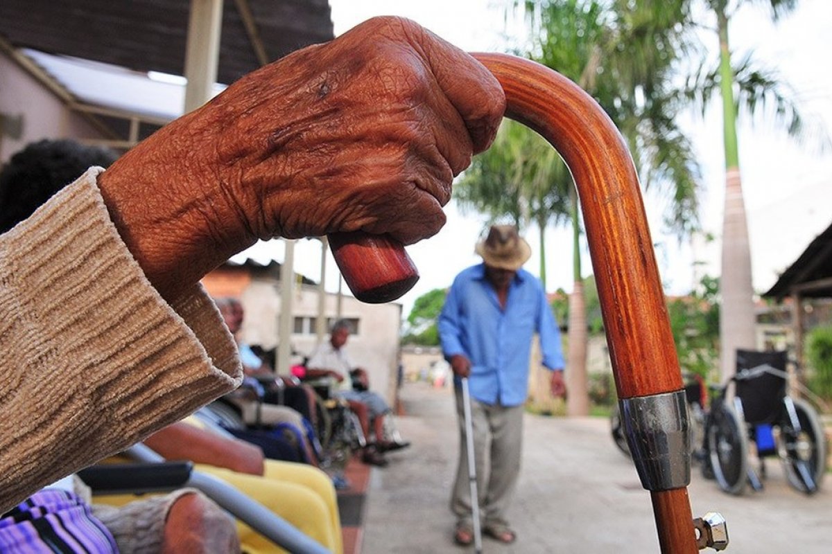 2,7 milhões de idosos ainda não tomaram a 2ª dose no Brasil