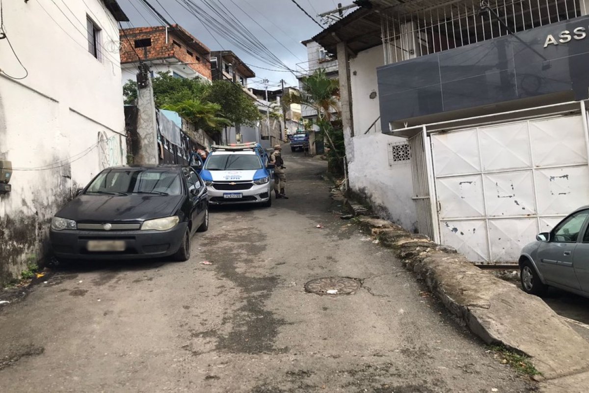 Moradores registram tiroteio na madrugada desta quinta no bairro do IAPI, em Salvador