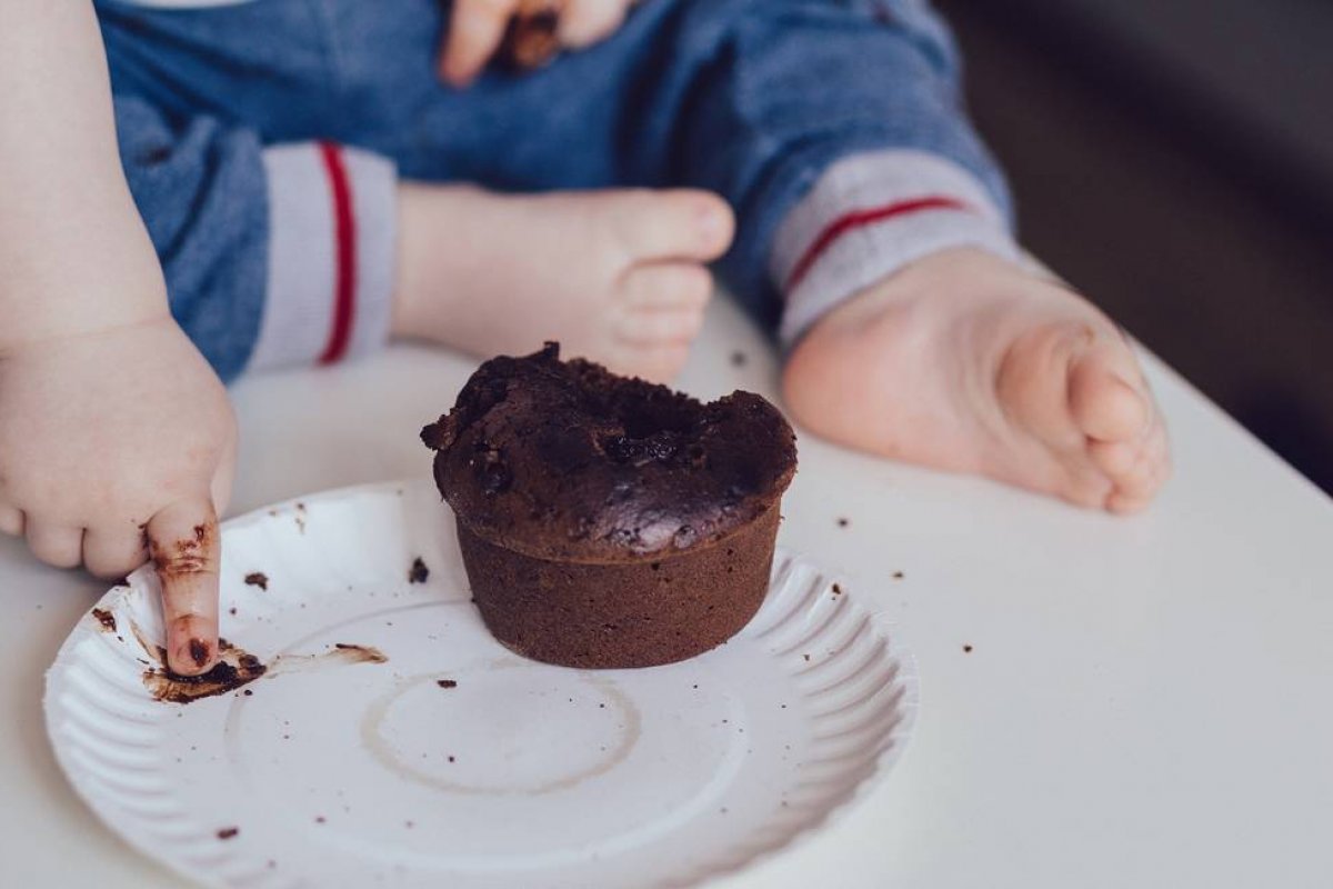 No Brasil, 11% das crianças de até 2 anos bebem refrigerante e 25% comem doces, aponta IBGE