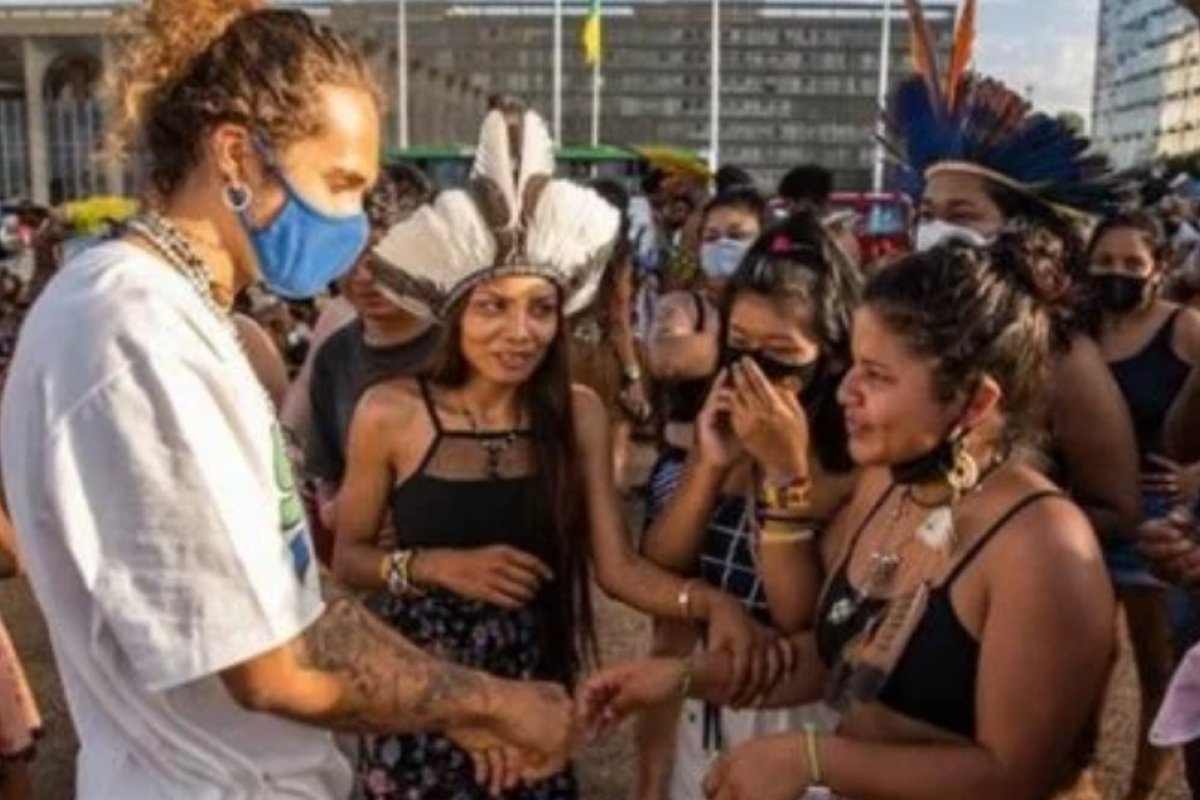 Em Brasília, Maria Gadú, Vitão e Alok visitam acampamento indígena