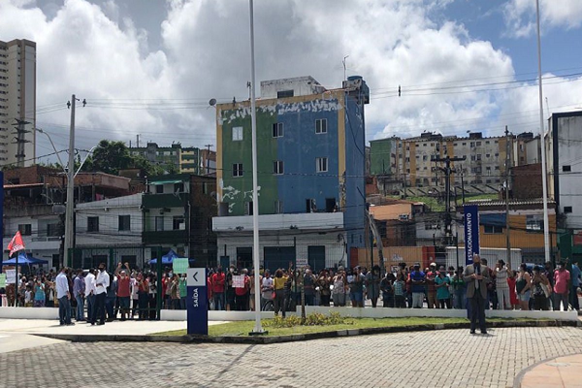 Vídeo: Pessoas aglomeram em policlínica de Salvador para ver Lula nesta quinta-feira (26)