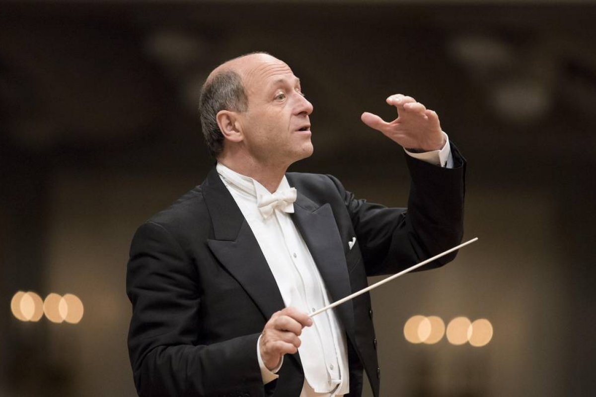 Maestro húngaro é vacinado contra Covid-19 enquanto regia orquestra 