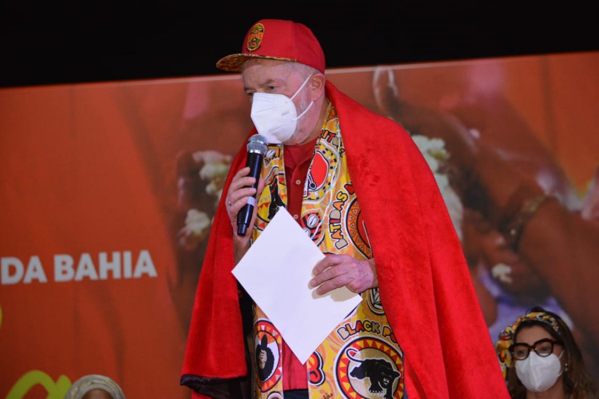 "Eu não vou tratar nenhuma religião melhor que a outra", diz Lula, em último evento na Bahia 