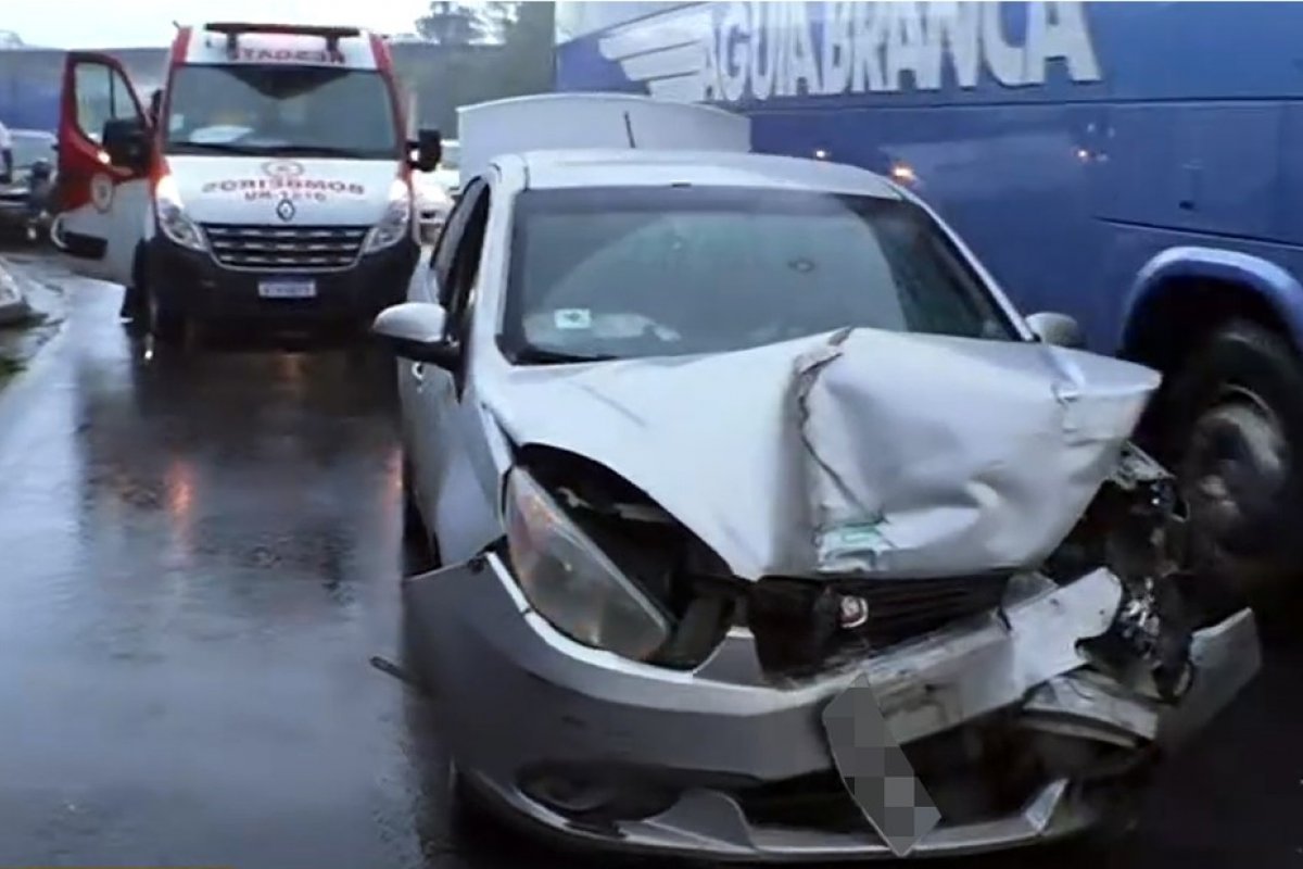 Colisão entre carro e moto deixa dois feridos na BR-324