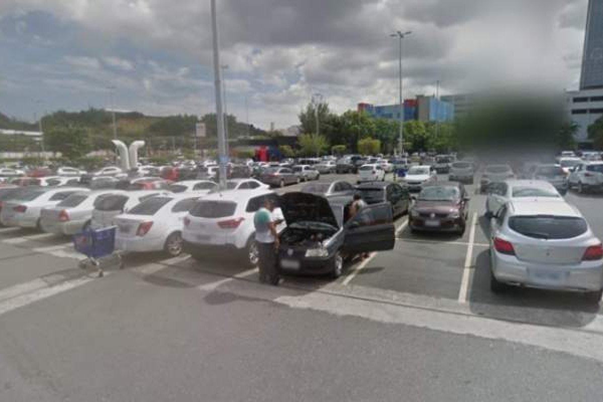 Policial sofre tentativa de assalto e troca tiros com criminoso em estacionamento de mercado