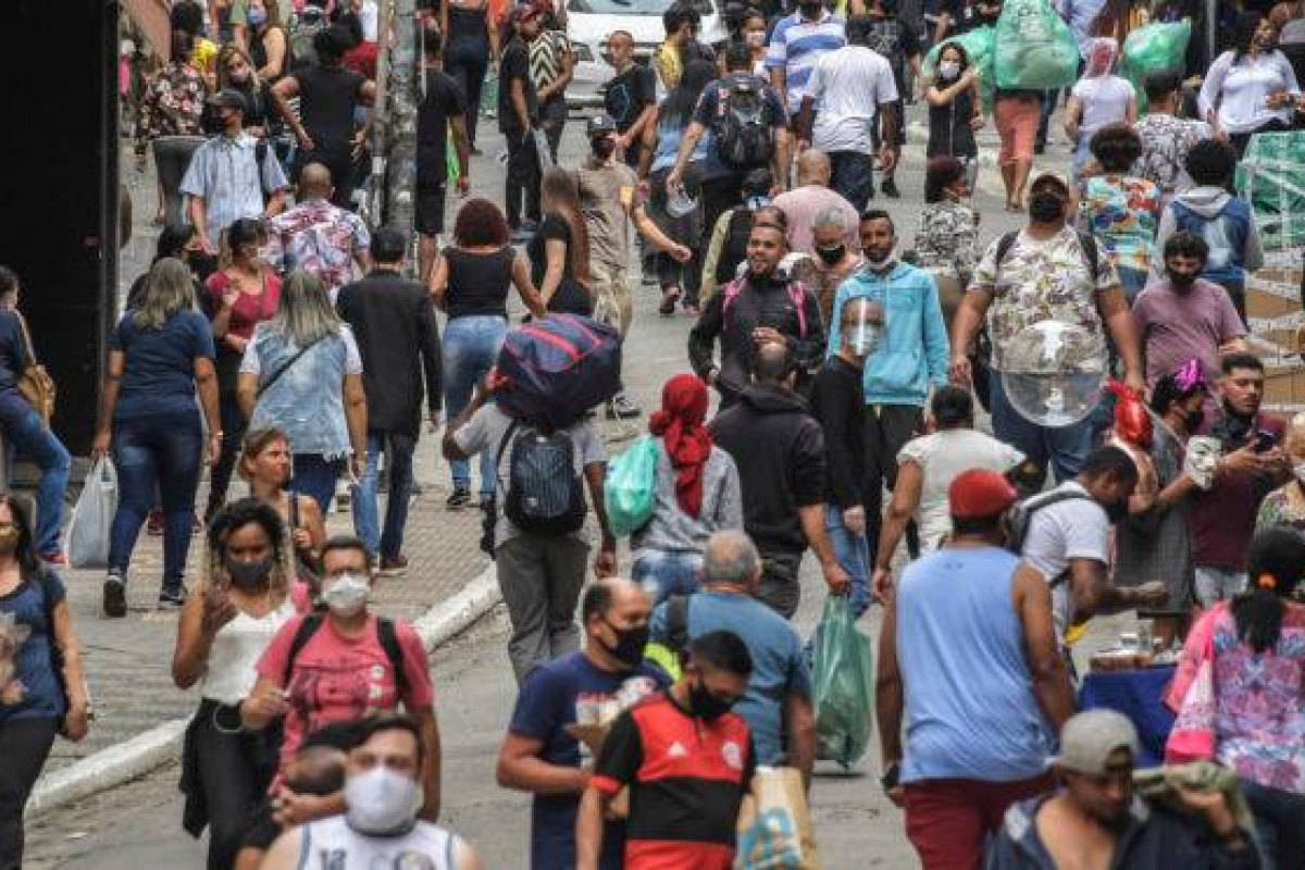 População brasileira chega a 213,3 milhões de habitantes, diz IBGE