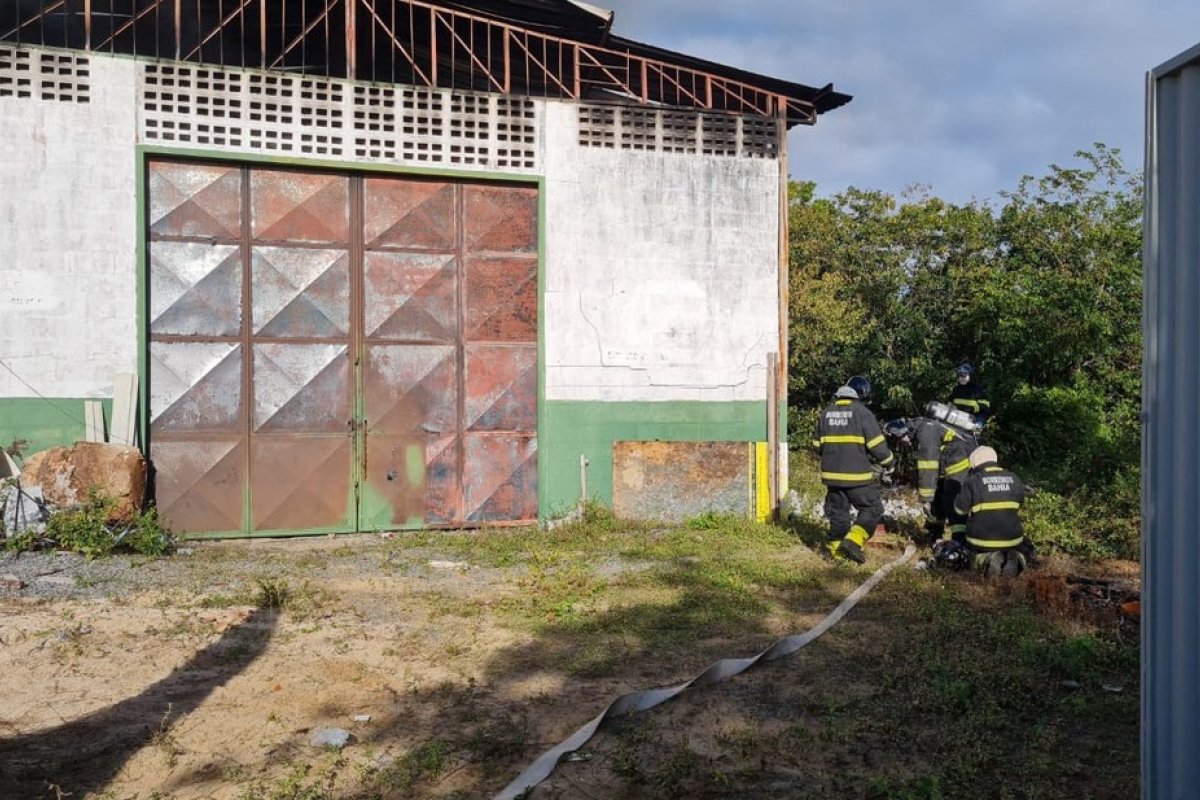Incêndio atinge galpão de fábrica de móveis em Lauro de Freitas