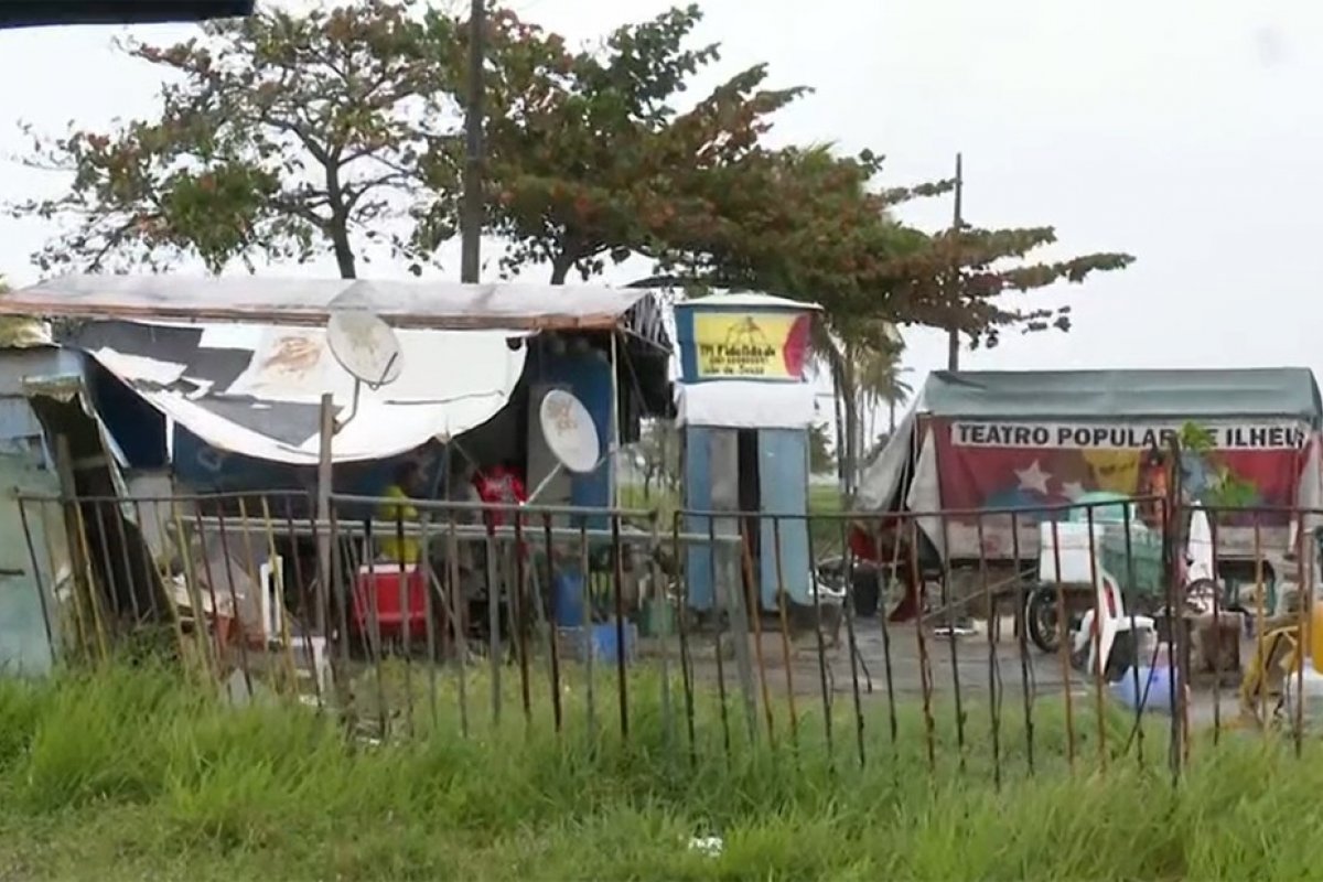 Vento forte desaba tenda usada por grupo teatral de Ilhéus, sul da Bahia