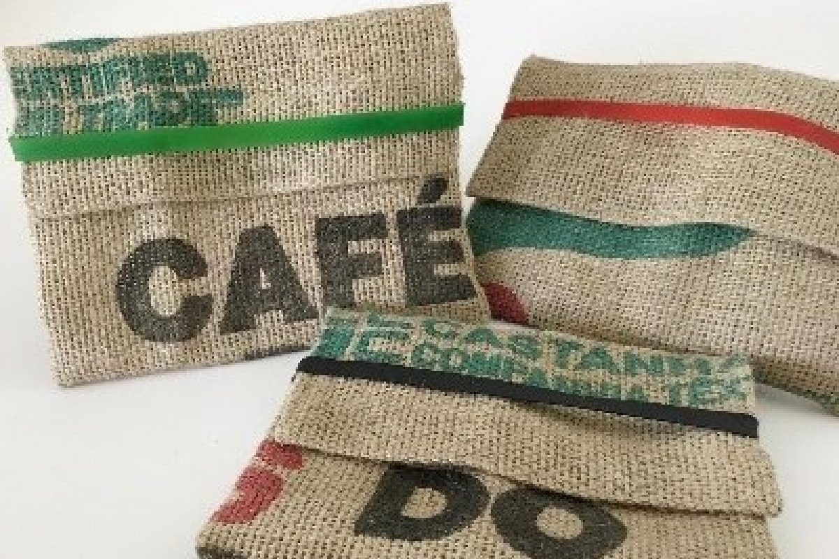 Projeto de moda sustentável transforma sacaria para café em peças exclusivas