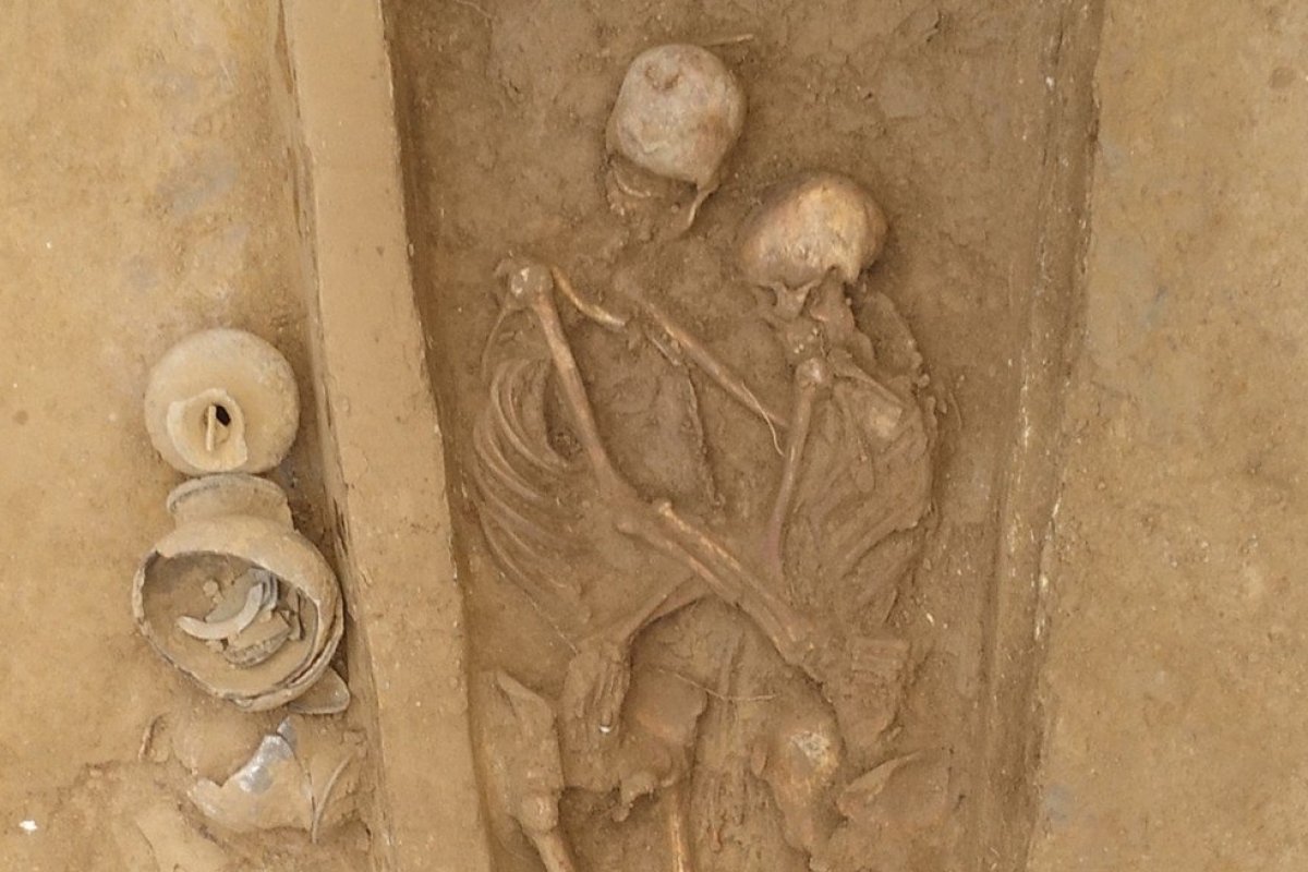 Pesquisadores encontram na China esqueletos abraçados há 1.500 anos