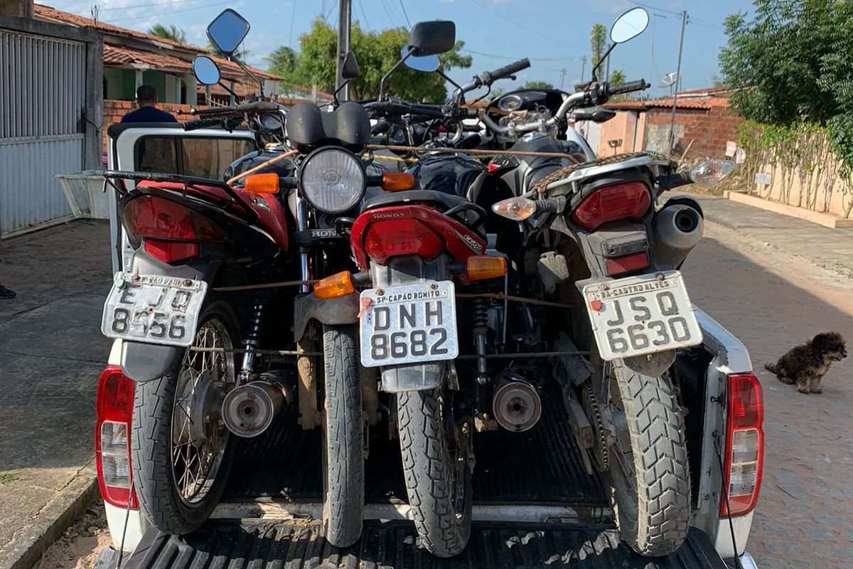 Polícia prende quatro pessoas suspeitas de roubar moto para revender