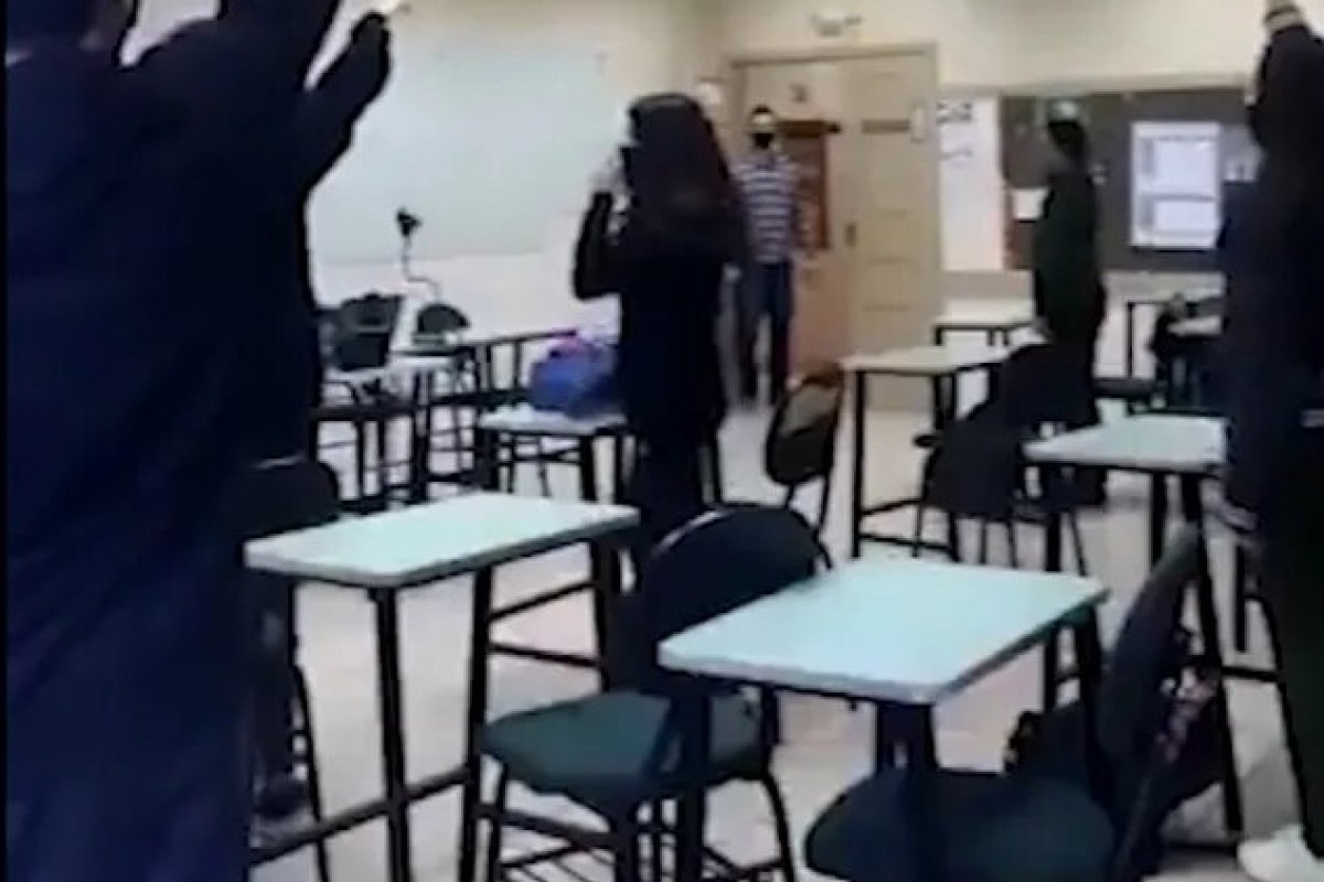 Grupo de alunos é suspenso em SC por fazer saudação nazista