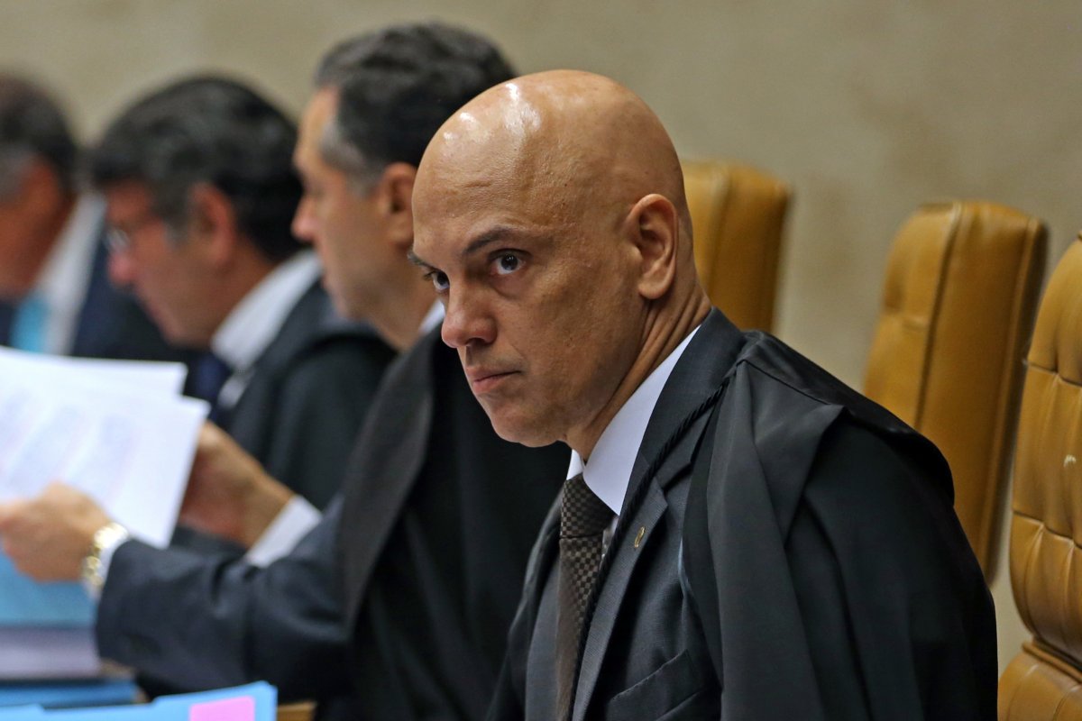 Moraes afasta delegado de investigação sobre suposta interferência de Bolsonaro na PF