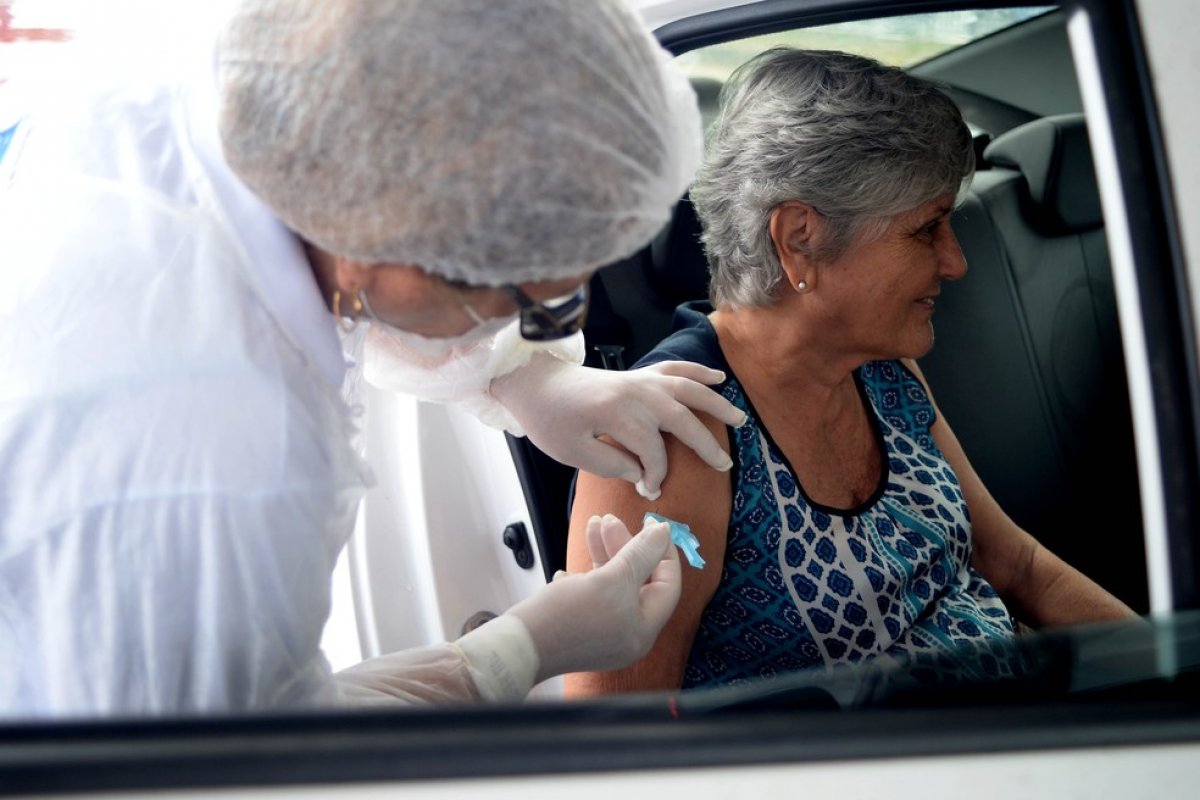 Salvador: Vacinação com a 3ª dose para idosos de 90 anos tem inicio na segunda (30)