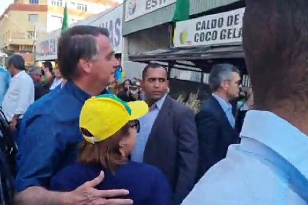 Vídeo: Bolsonaro bebe caldo de cana durante agenda em Goiânia