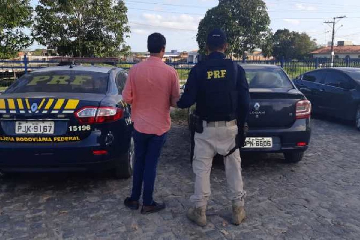 Motorista é flagrado com veículo furtado de locadora