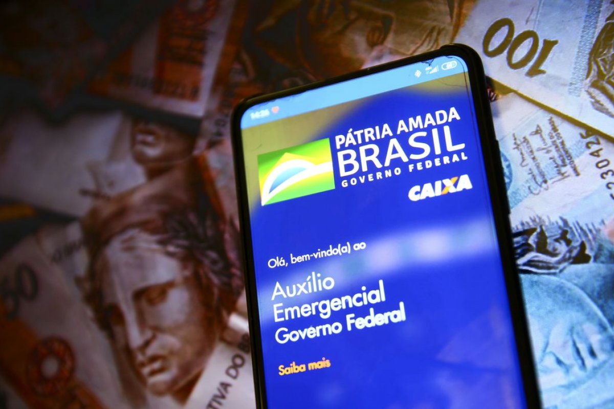 Nascidos em setembro e outubro recebem auxílio emergencial neste sábado