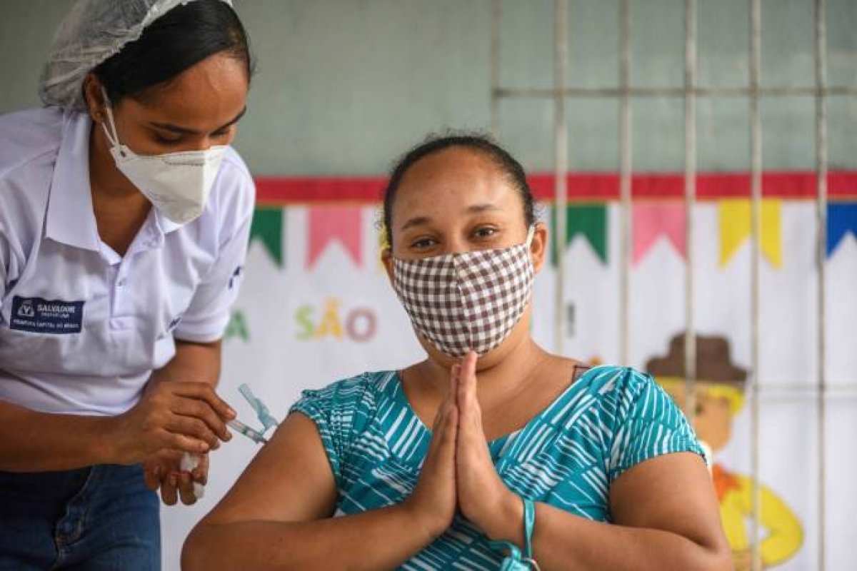 Média móvel de mortes no Brasil é a mais baixa desde dezembro de 2020