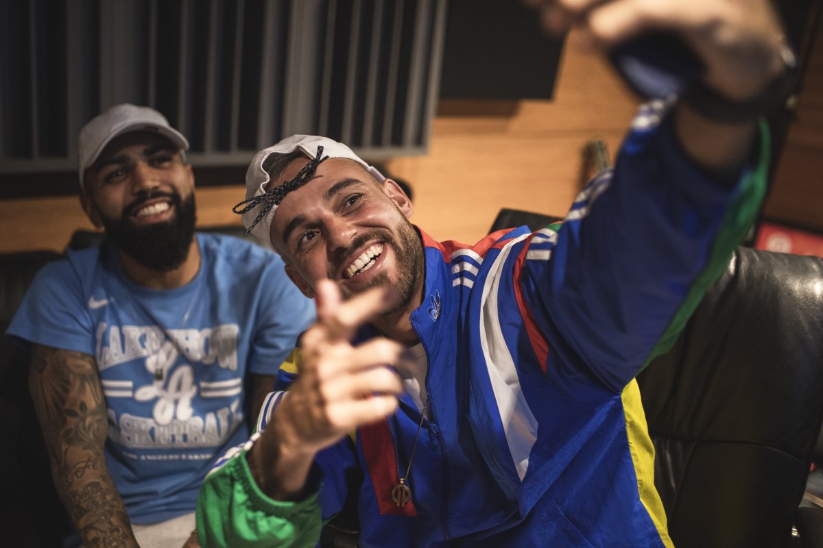 Gabigol anuncia carreira musical com Papatinho e Choji