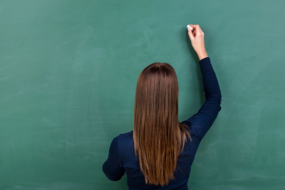 Professora americana que não se vacinou contra a Covid-19 infecta alunos com doença