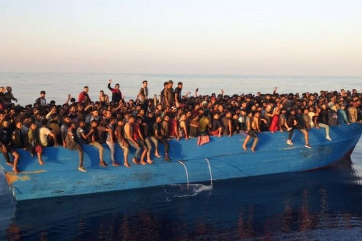 Embarcação com mais de 500 migrantes é encontrada perto da Itália