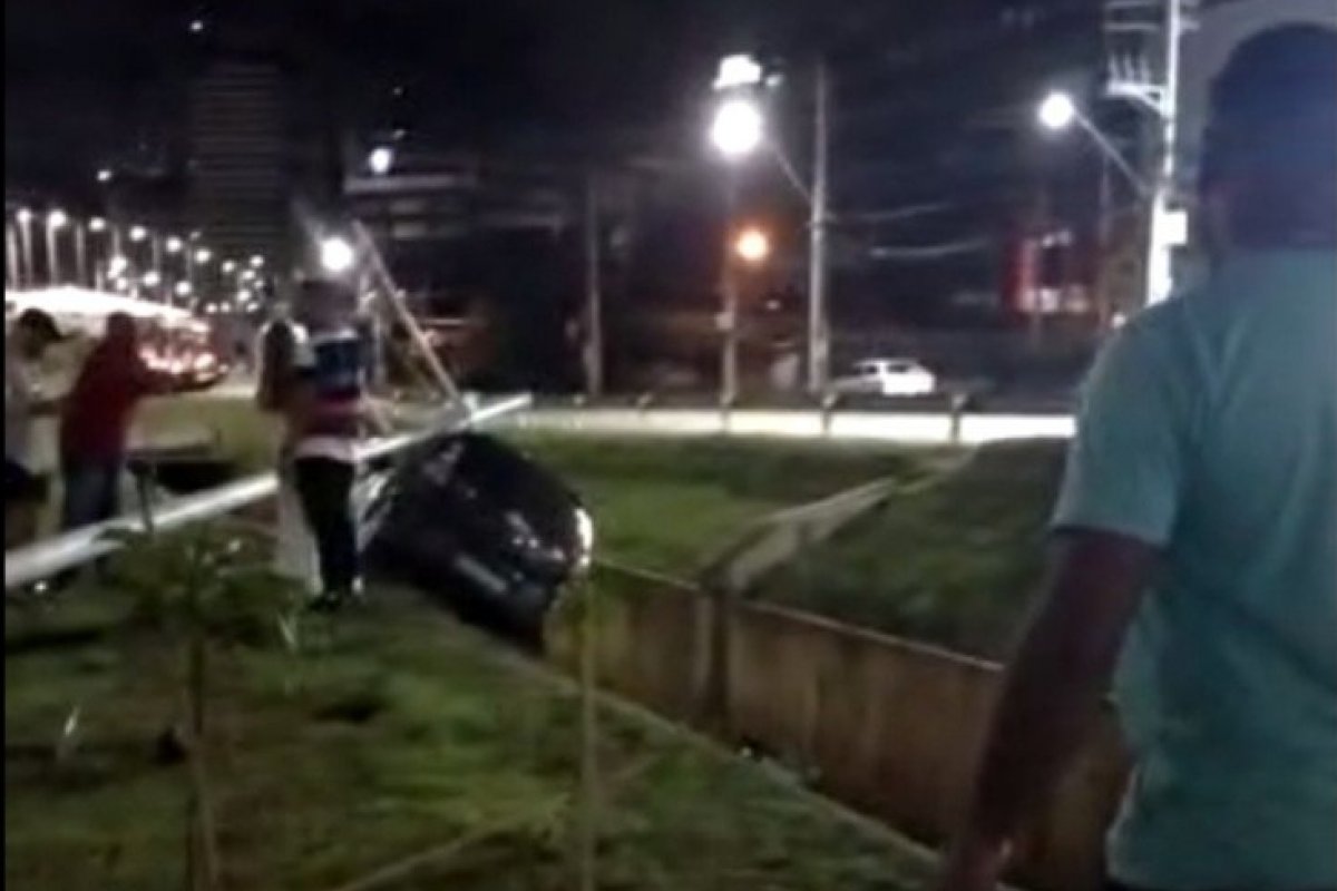 Carro capota e outro colide com poste em Salvador