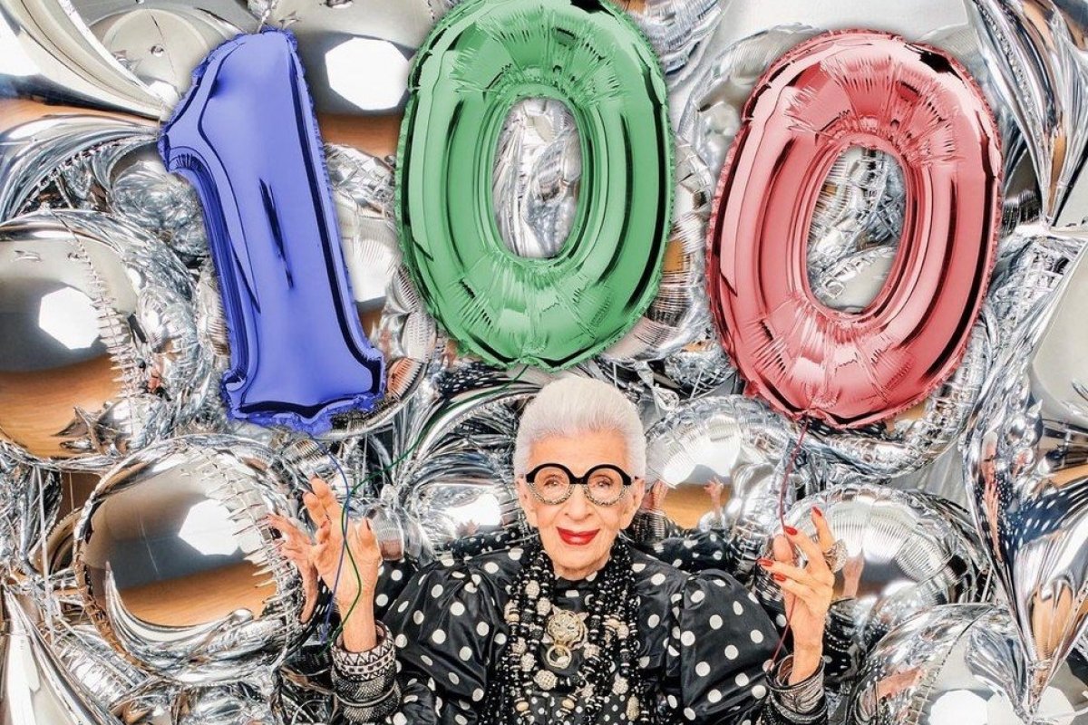 Para celebrar os 100 anos de Iris Apfel, 10 looks que ficarão na história da lendária fashionista